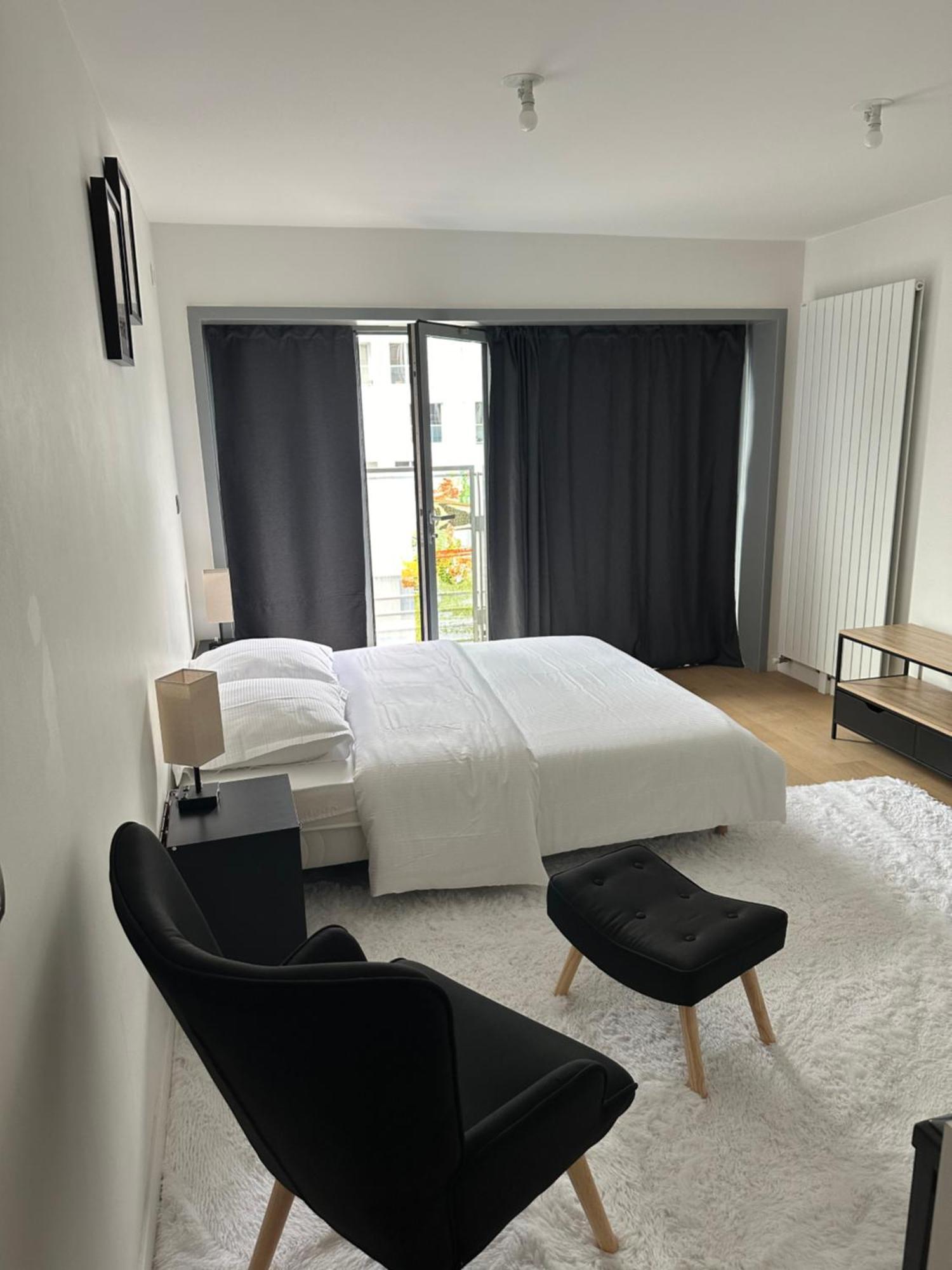 New Upscale 1 Bedroom Apartment Paris Bagian luar foto